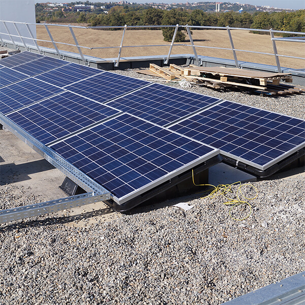 Panneaux solaires sur rails au sol