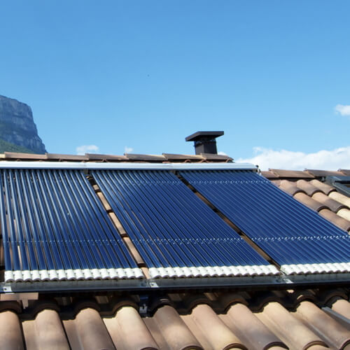 panneaux solaire sur le toit d'une maison